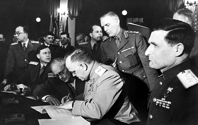 8 мая подписан окончательный Акт о безоговорочной капитуляции Германии, а 9 мая объявлено Днем Победы